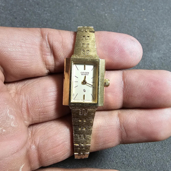 Citizen Cq Ladies Quartz Tank Style Watch Gold Tone Working 3220-8775 shows sign - Picture 1 of 10